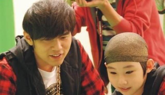 周杰伦|9岁搭档周杰伦春晚走红，父母卖房供他发展，今沦为路人活成这样