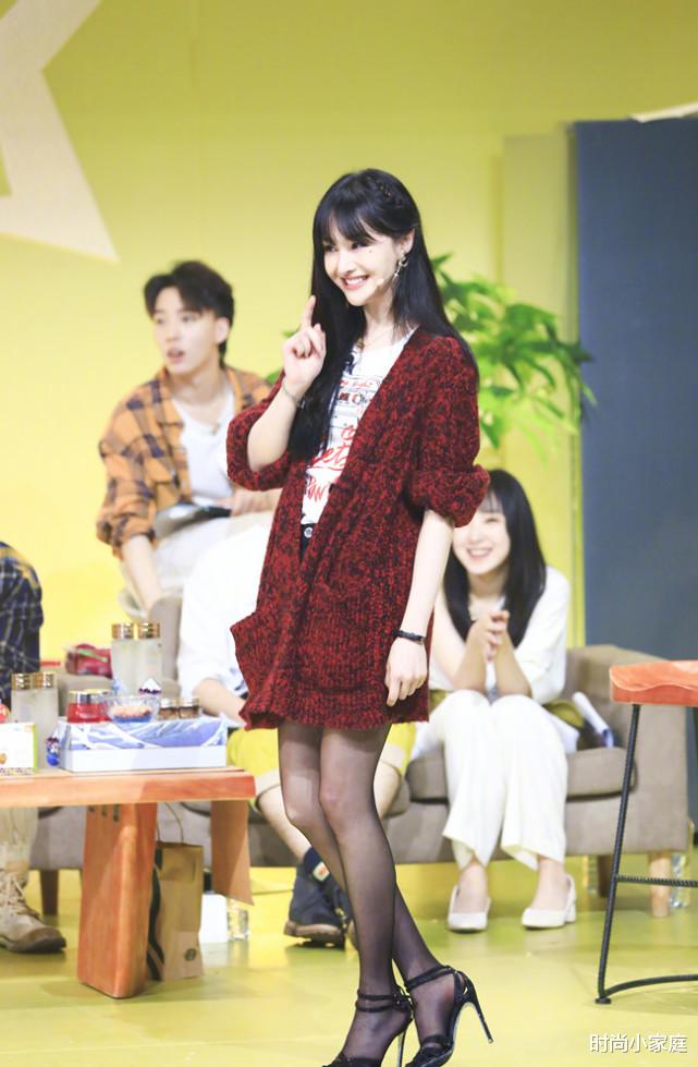 郑爽|难怪粉丝不让郑爽减肥，无痕裤她都能穿到透光，这腿细得让人心疼