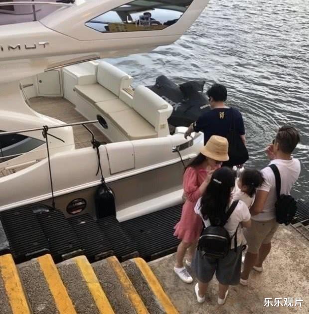 方媛在老公郭富城的豪華遊艇上凹造型，對比2年前的她有明顯區別-圖8