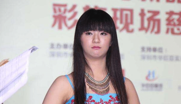 小彩旗|还记得春晚旋转4小时的小彩旗吗？走红后就膨胀，今21岁胖成大妈