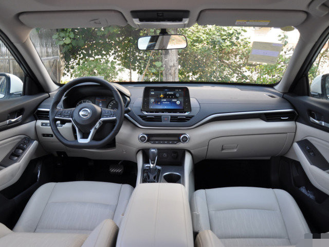 三菱欧蓝德|日产天籁优惠3.5万，只需14.48万就提车，这车不比雅阁香？