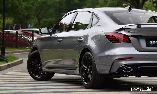 『名爵6』不足7万的轿跑，四轮独悬，长4米7跑高速不会累，完胜思域，还带四出尾排