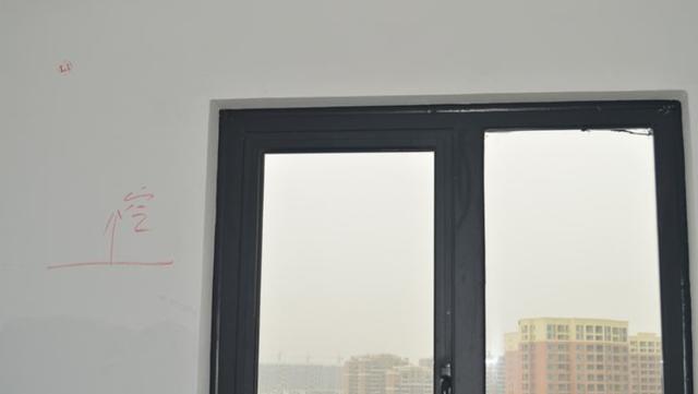 ▲窗户上沿贴瓷砖有风险，给师傅再多钱也不干，听完解释才懂其原因
