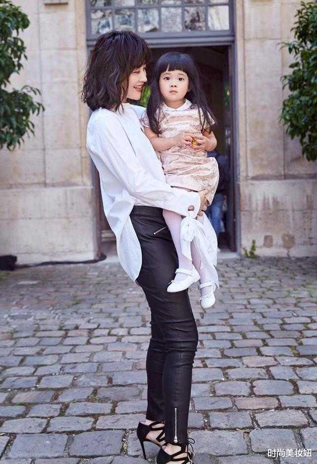 穿衣搭配▲梅婷剪短发更美了，电水波纹空气刘海时尚减龄，黑白搭配美得惊艳