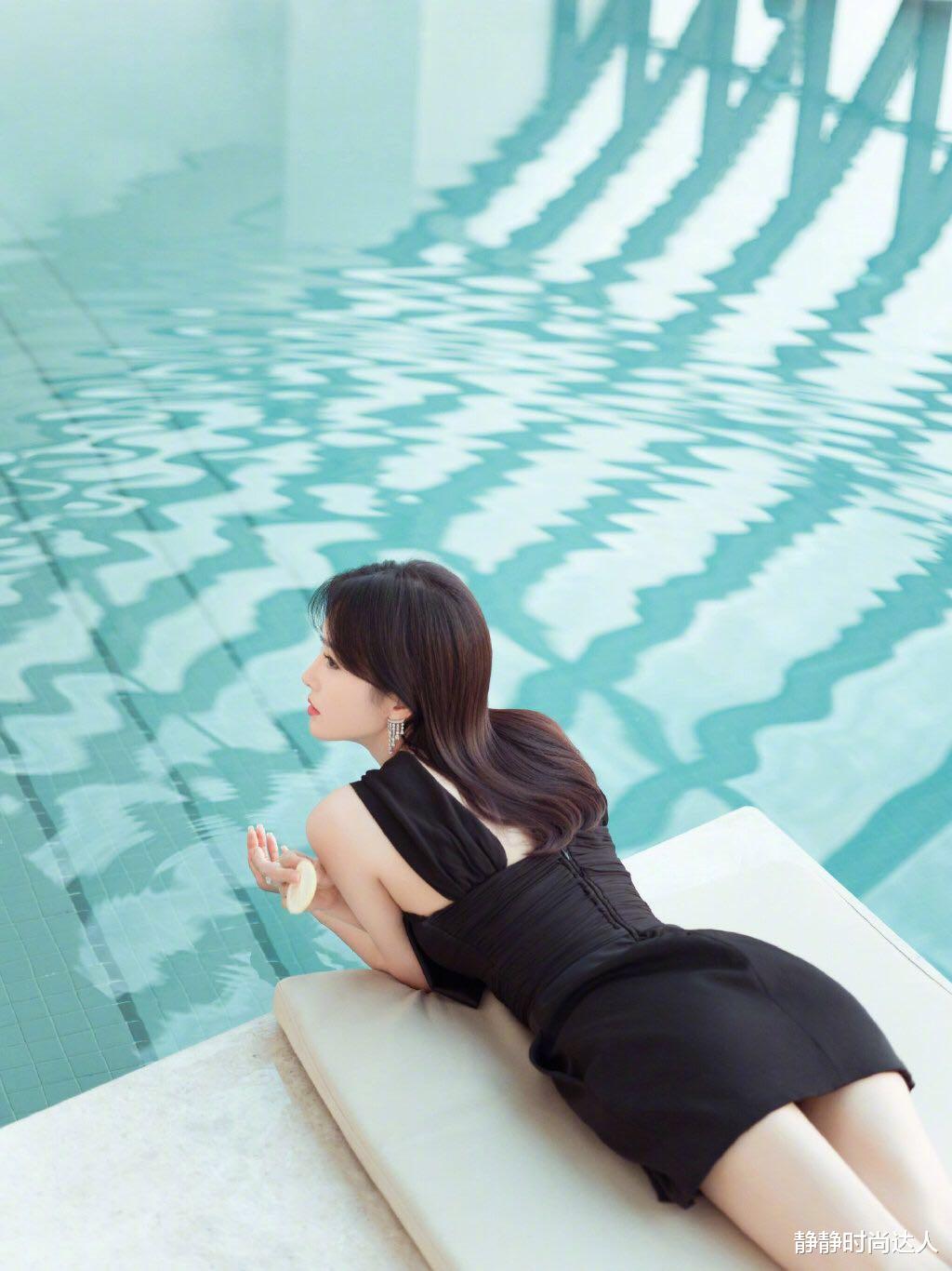 秦嵐趴在泳池邊拍大片，穿一身黑色修身裙，凸顯身材太完美-圖4