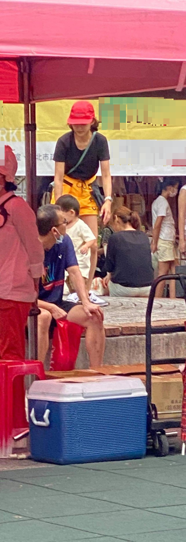 陈意涵|陈意涵带老公儿子逛公园，素面朝天明星光环全消失，1岁半儿子已学会走路