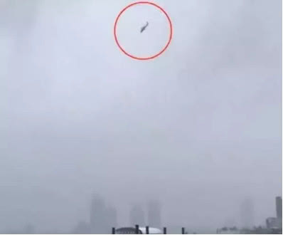 美国@911事件再次重演？休斯顿大楼被飞机撞上，大批救护车和警车出动