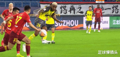 广州恒大|中超争议！恒大巨星不满裁判未给点球，塔利斯卡+张琳芃急了