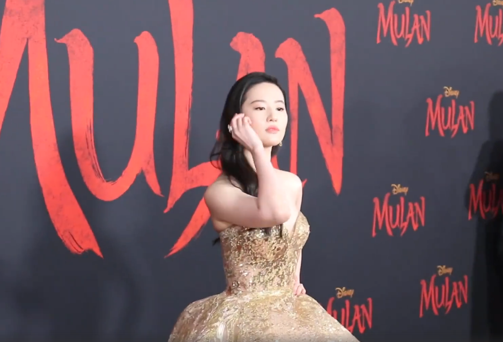 礼服：刘亦菲披着卷发，撩起一缕头发到肩后，这才是对礼服款式最大尊重