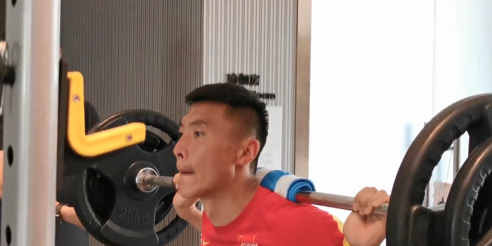 国足▲国足官方又一进步，视频方式介绍训练内容，洛国富卖力撸铁很投入