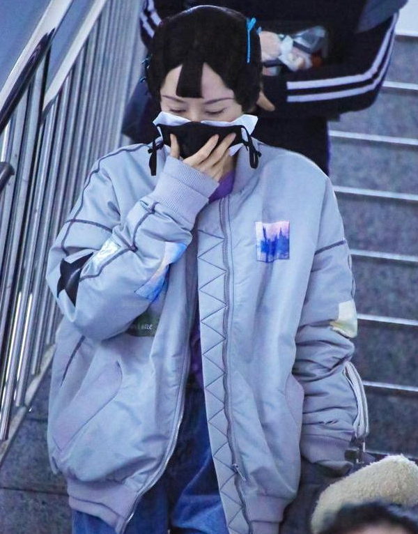 秦岚：秦岚复工买不到n95，只好戴“贵族口罩”，知价格贫穷限制我想象