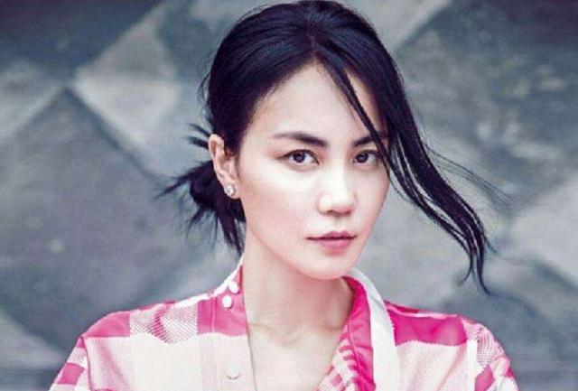 |走进王菲在北京的家,住着独栋的3层欧式别墅 ,户外环境似仙境