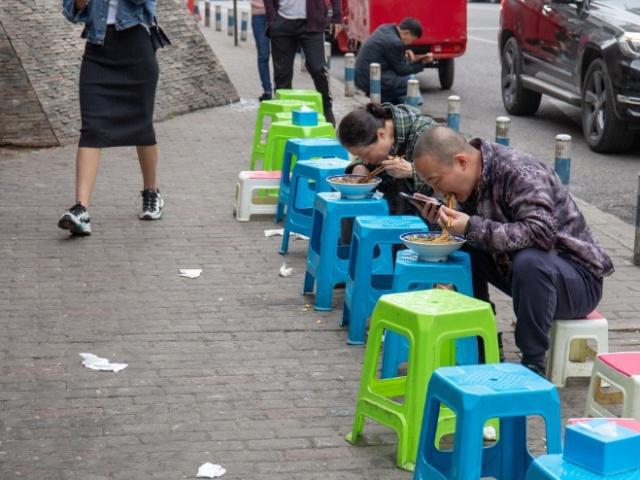 牛奶|最“寒酸”面馆,露天就餐,吃面要先抢位子,一天卖了800多碗!