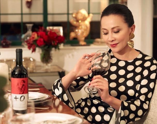 刘嘉玲|刘嘉玲晒出自己的豪宅,每件家具都有刺绣,喜欢过精致奢华的生活