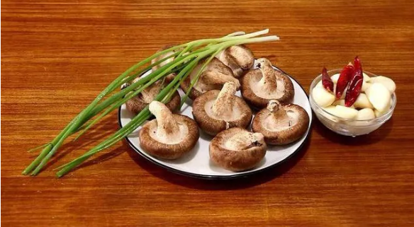 【香菇】香菇别再炒了，换种新的做法，很多人没吃过，加这个配料更香