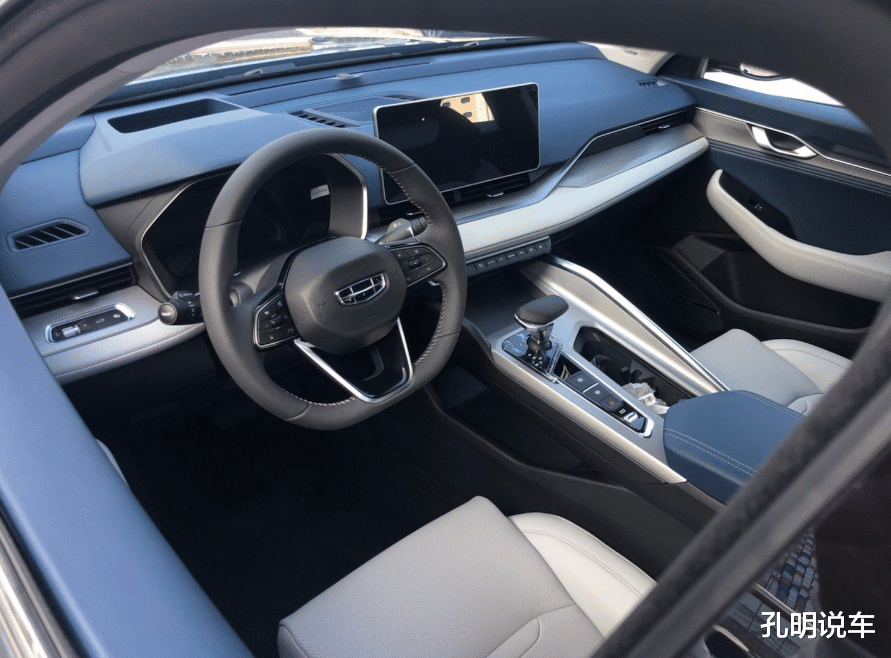 吉利汽车|吉利全新轿跑车亮相赛道，加速成绩乐观！配“蓝天白云”内饰