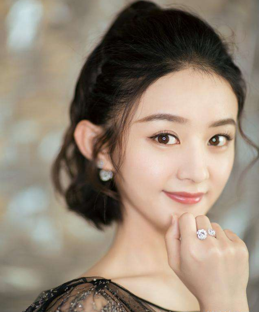 [lisa]Lisa为何一直留着刘海？当她“掀开刘海”后，网友：出人意料