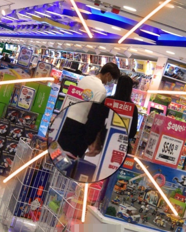 马国明|马国明汤洛雯十指紧扣买玩具太甜蜜，粉丝感叹他过往对黄心颖不够爱