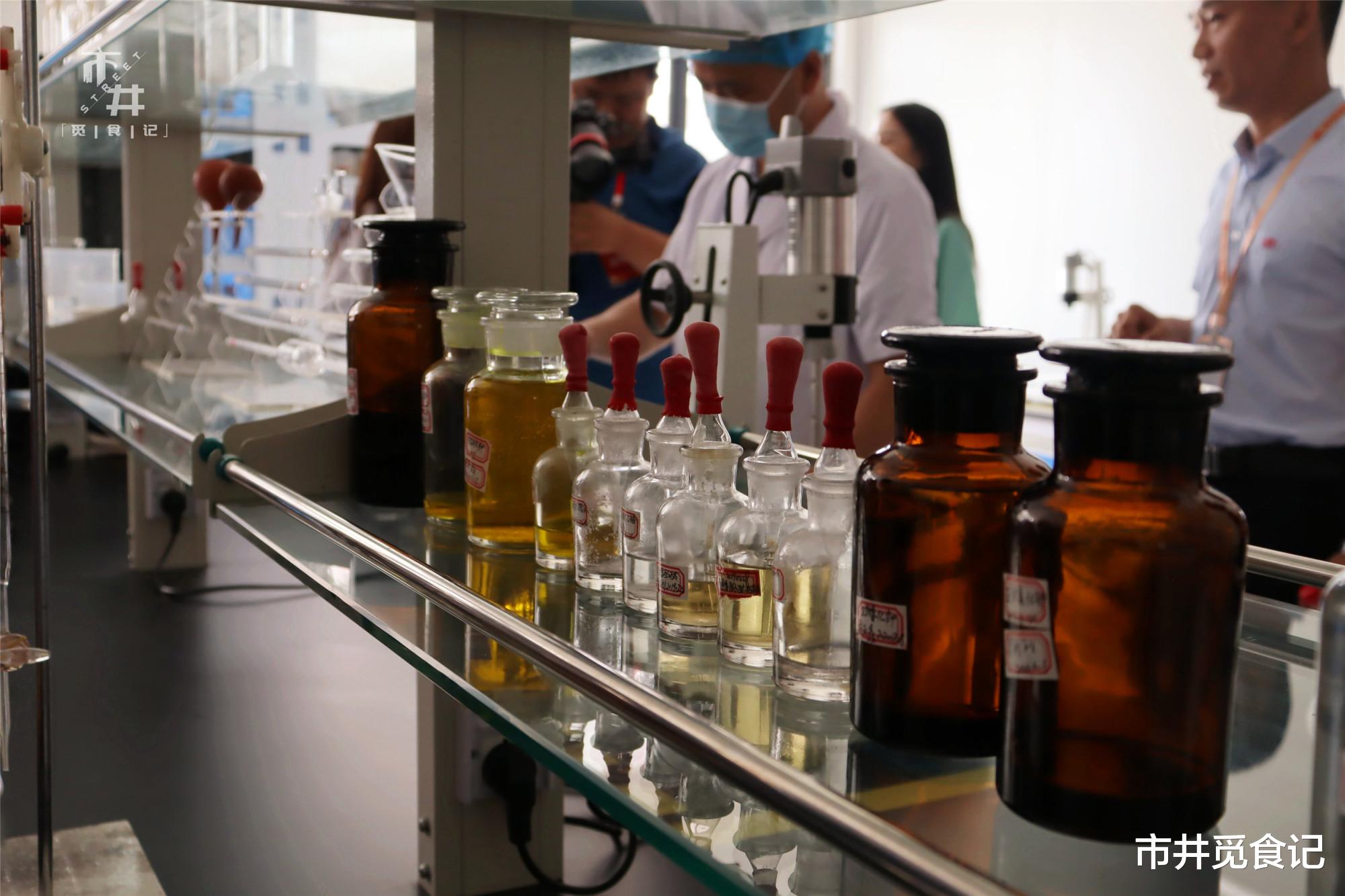 辣条|实拍辣条生产工厂，调味师100万元挖不走，“一盆油”是核心资源