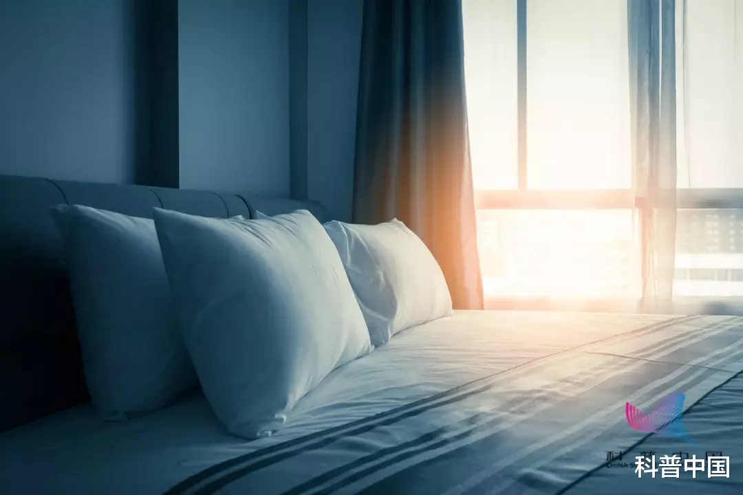 睡眠|睡觉究竟侧卧好，还是平躺好？原来脊柱最喜欢的\睡姿\是…