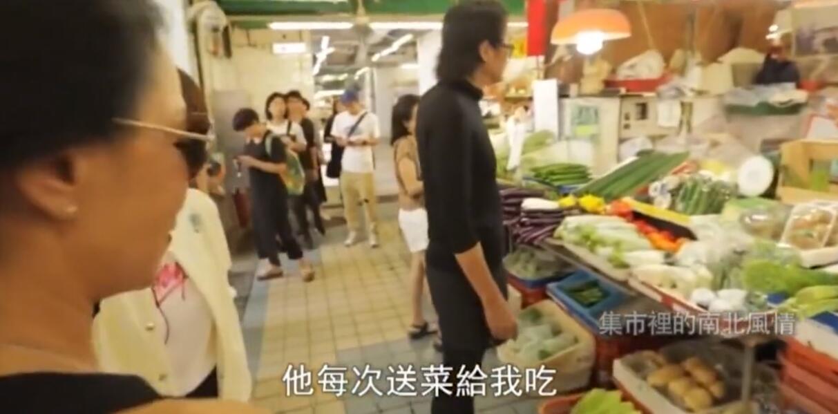 『杨紫』同是逛菜场 老婆白拿人家的菜周润发指着训 杨紫被夸漂亮 六小龄童无几人识