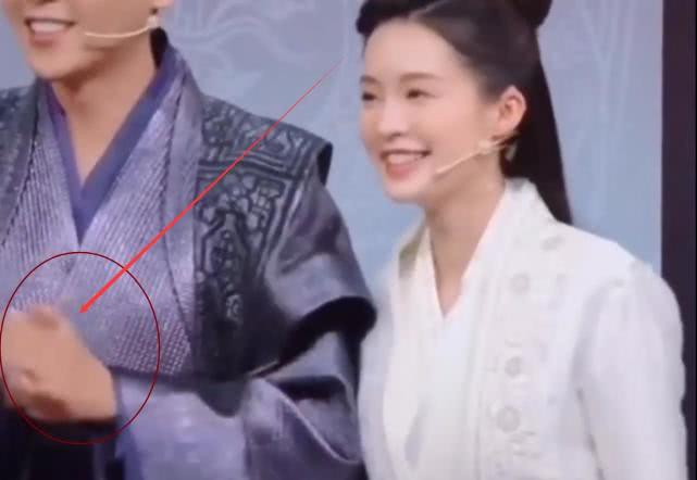 「张若昀」李沁挽张若昀胳膊时，谁注意张若昀手在干嘛？一个动作暴露真相！