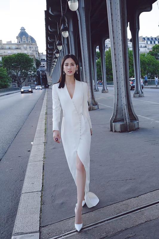 穿衣搭配|黄圣依穿白色T恤搭配格子裙，扎着简单马尾辫，清新又俏皮