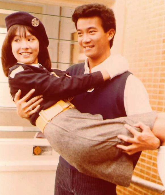 「赌王」“小龙女”公开旧照悼念赌王：遇到危险时他会派保镖保护我