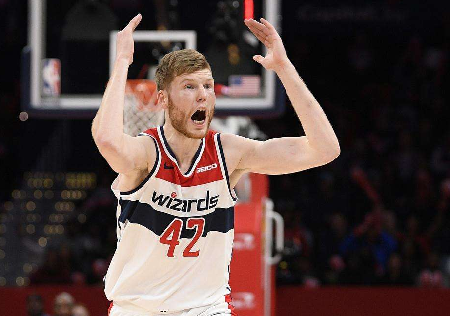 湖人队|2中锋1神射！湖人疯狂补强！詹姆斯也参与招募