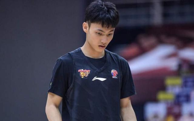 徐杰|广东小将徐杰被罚50万，上赛季年薪仅20万的他该怎么办？