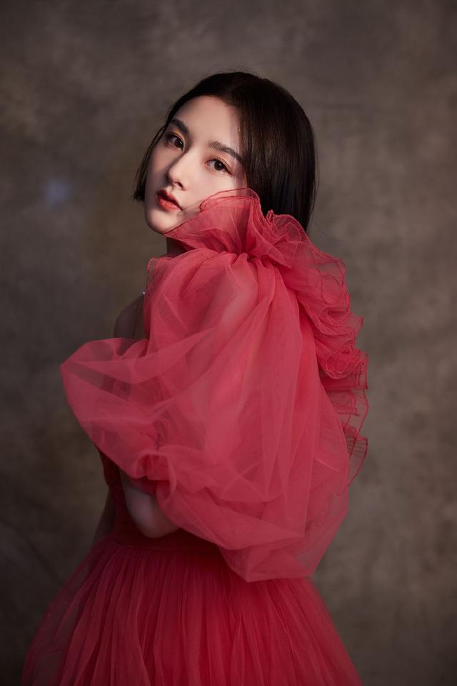 礼服@宋祖儿的头发又短了!纱裙袖子只穿一边,别上珍珠发卡好有名媛范