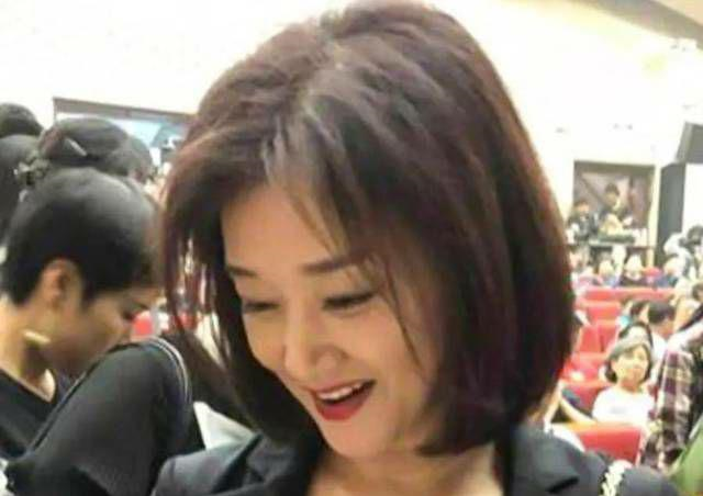 |54岁宋祖英罕见露面,身材发福苍老认不出,身世悲惨现在很幸福
