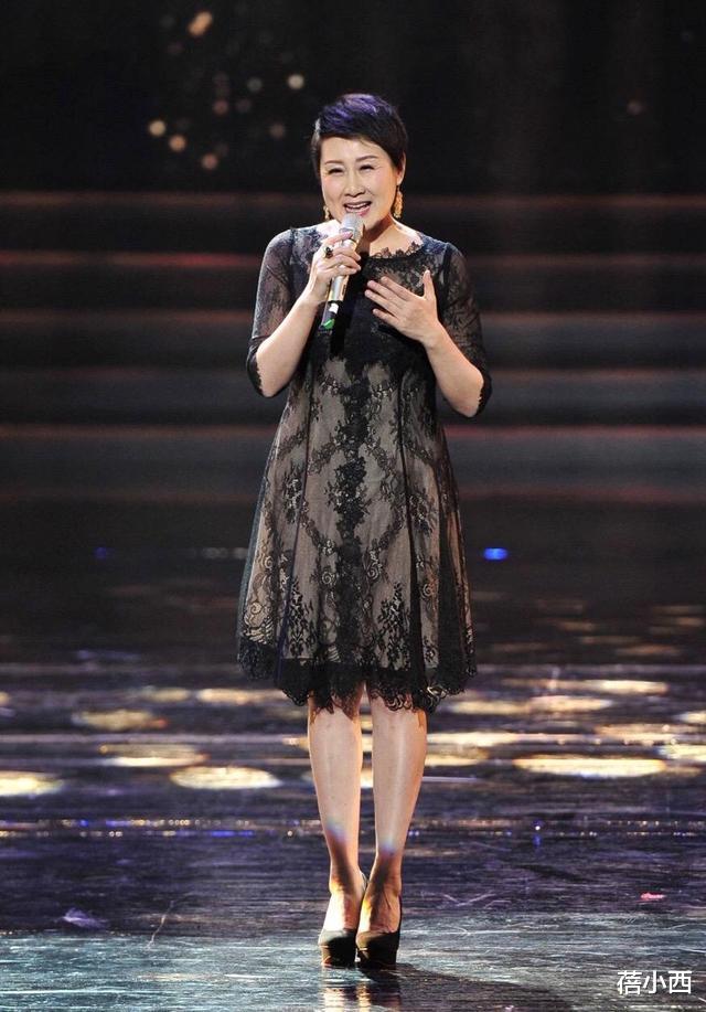 [风衣]张凯丽哪像57岁！剪了超短发穿风衣配丝巾走机场，时髦上升一个度