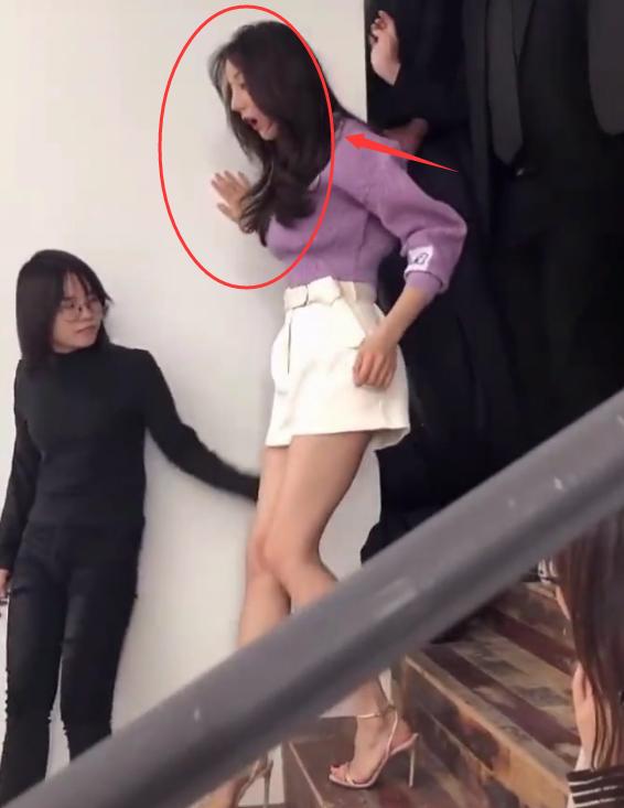 迪丽热巴|热巴穿十厘米高跟鞋下楼，却没站稳，谁注意旁人反应，我没看错吧