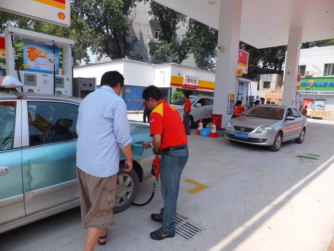 修车|汽车一次只加200块油？修车师傅：不懂就别开，发动机不坏才怪