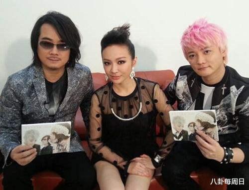 [萨顶顶]原以为是自己乐队的灵魂，飞儿乐队把主唱踢走后，现状如何？