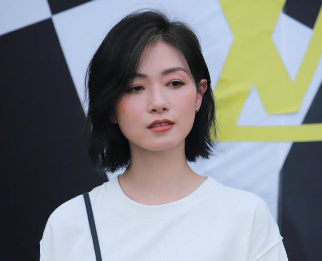 迪丽热巴|大牌看秀现场生图：热巴疲态尽显，虞书欣星味全无，欧阳娜娜脸肿