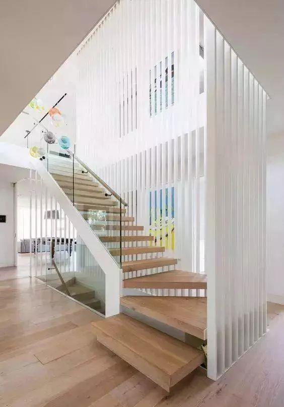▲国外正流行的“悬浮式”楼梯，惊艳到我了
