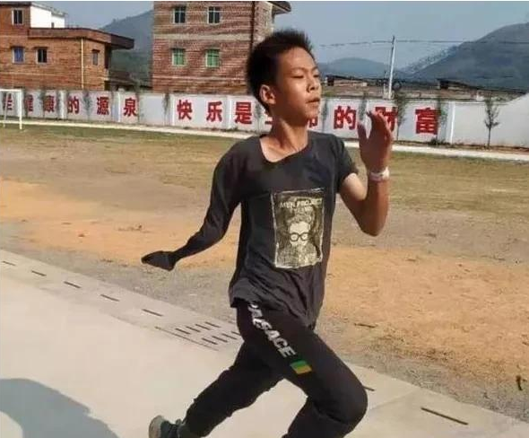 「张家城」13岁独臂少年张家城：你打球的样子真的很好看