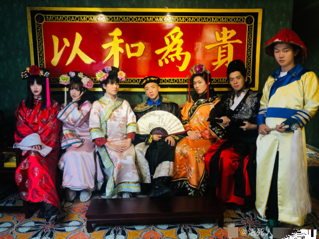 中国有嘻哈|《中国有嘻哈》28岁歌手法老疑与17岁女高中生恋爱，女方是小富婆