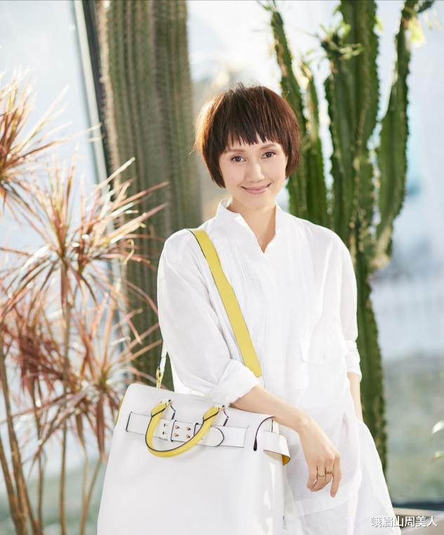 发型|?女人过了50岁尽量别留长发、烫卷发！推荐这4种发型，真洋气