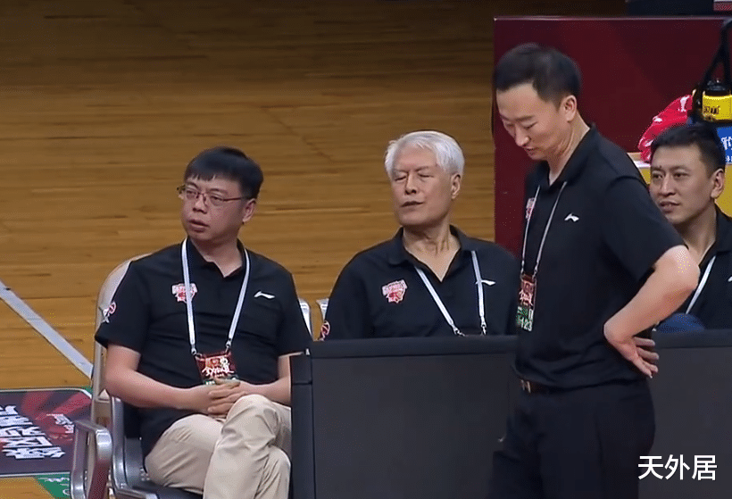 浙江男篮|CBA裁判遭怒骂：中国篮球被你们吹掉了！旁边人吓一跳忙劝冷静