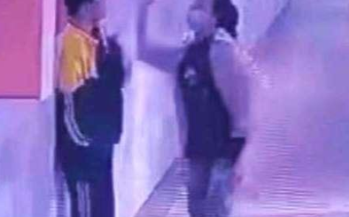 云在线中心|初三男生因在教室内打扑克，被到校的母亲扇耳光后，跳楼自杀！