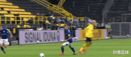 「德甲」德甲56年罕见一幕！全队行注目礼+原地鼓掌，仰视1米94巨人