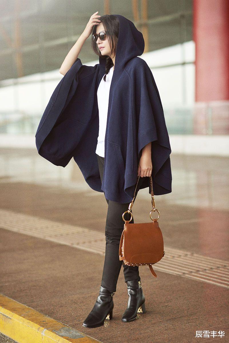 针织衫|赵薇美得真高雅，穿“连帽”针织衫配牛仔裤，松散马尾好有少女感