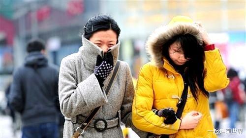 一起走遍世界 实拍:合肥池塘结冰了!小孩直接在上面走