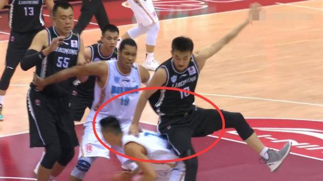 『林书豪』破案了！林书豪为何重摔在地，8倍慢镜头再看一遍：对手有点过分了