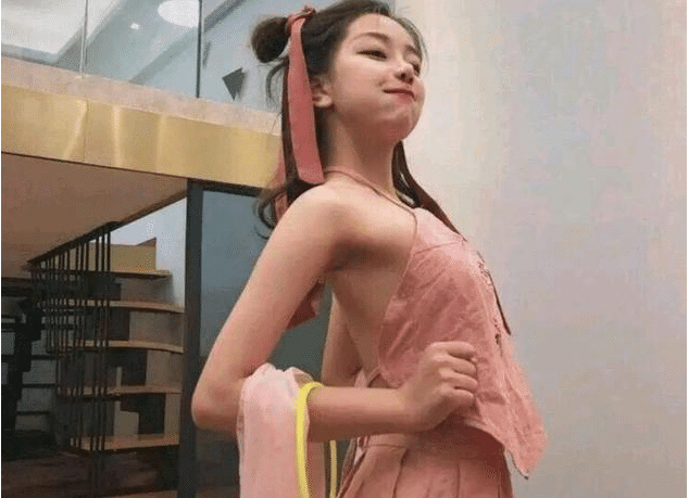 『小姐姐』女子模仿“哪吒装”火了，身穿粉红色肚兜演得好，网友：眼睛都挪不开！