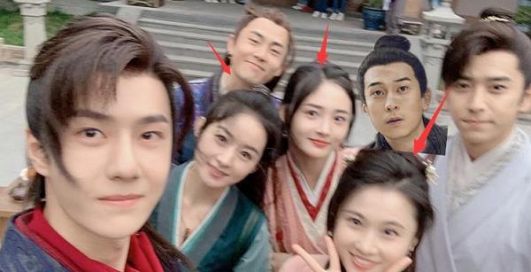杀青：《有翡》杀青，剧组“三美”首次同框颜值都很高，站位却备受关注
