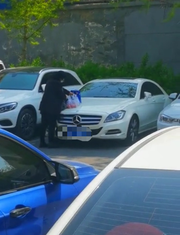 『民警』事发大连，女子在奔驰前从随身布兜里拿出...车主就在附近全看到了